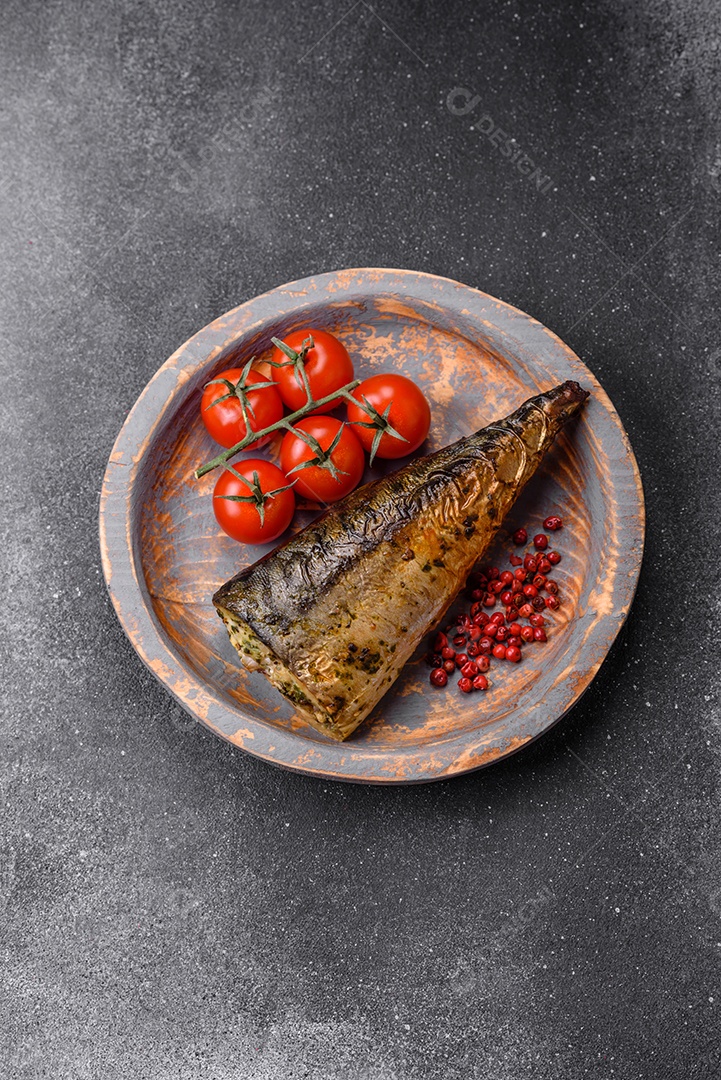 Deliciosa cavala grelhada com sal, especiarias e ervas sobre um fundo de concreto texturizado