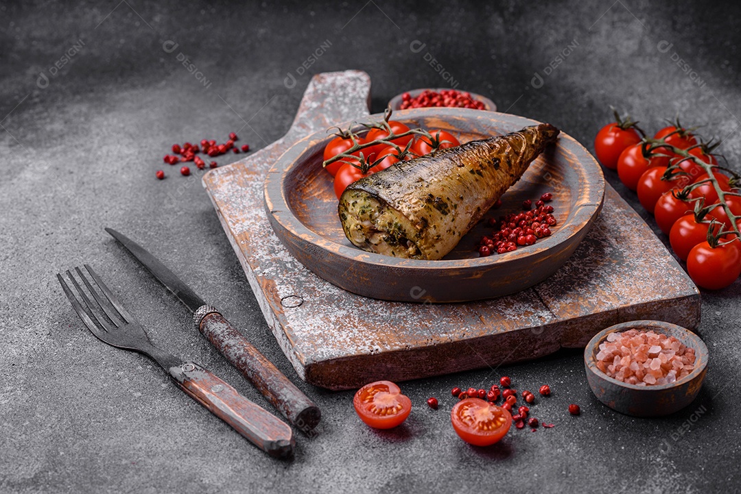 Deliciosa cavala grelhada com sal, especiarias e ervas sobre um fundo de concreto texturizado