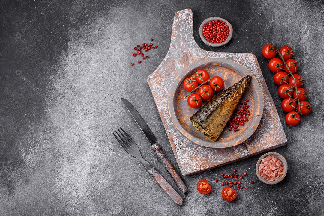 Deliciosa cavala grelhada com sal, especiarias e ervas sobre um fundo de concreto texturizado