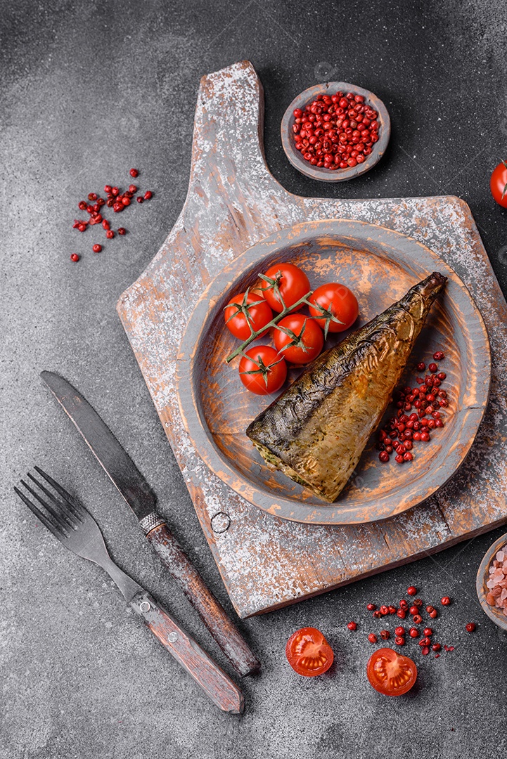 Deliciosa cavala grelhada com sal, especiarias e ervas sobre um fundo de concreto texturizado