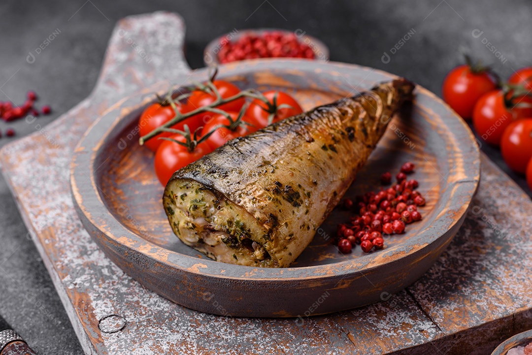 Deliciosa cavala grelhada com sal, especiarias e ervas sobre um fundo de concreto texturizado