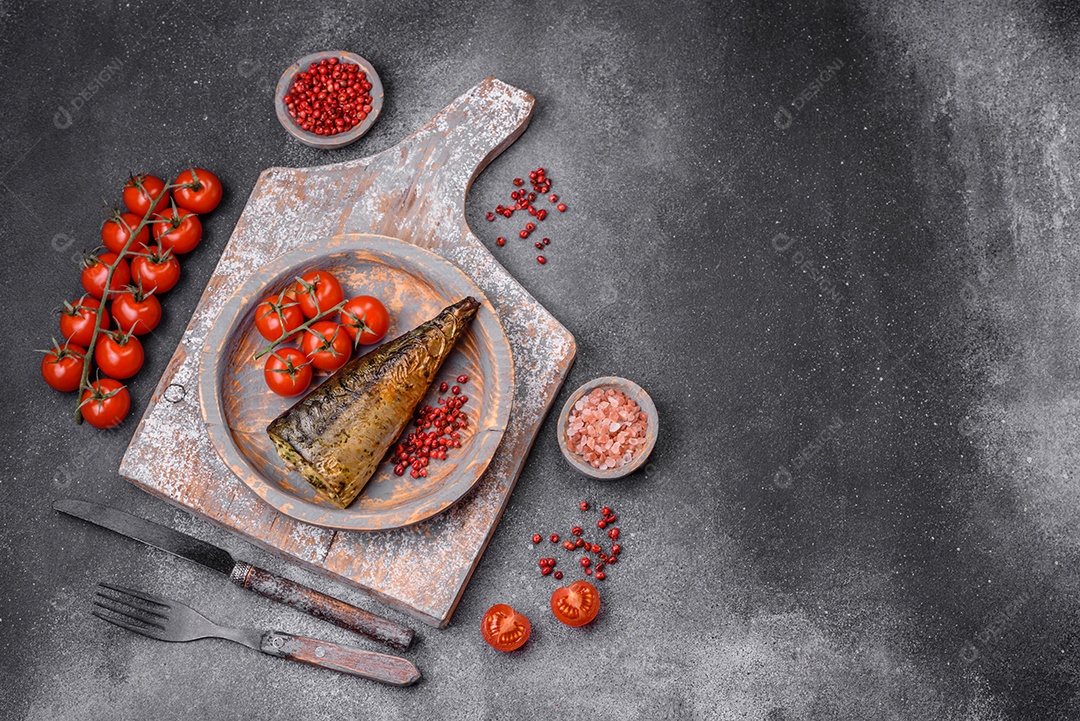Deliciosos biscoitos de chocolate doce em uma placa de cerâmica preta sobre um fundo escuro de concreto