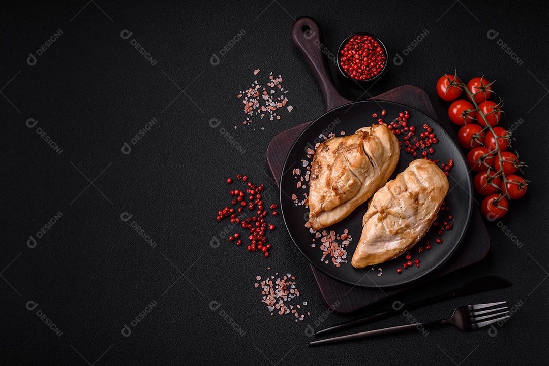 Delicioso bife com sal, especiarias e ervas em uma placa cerâmica sobre um fundo escuro de concreto