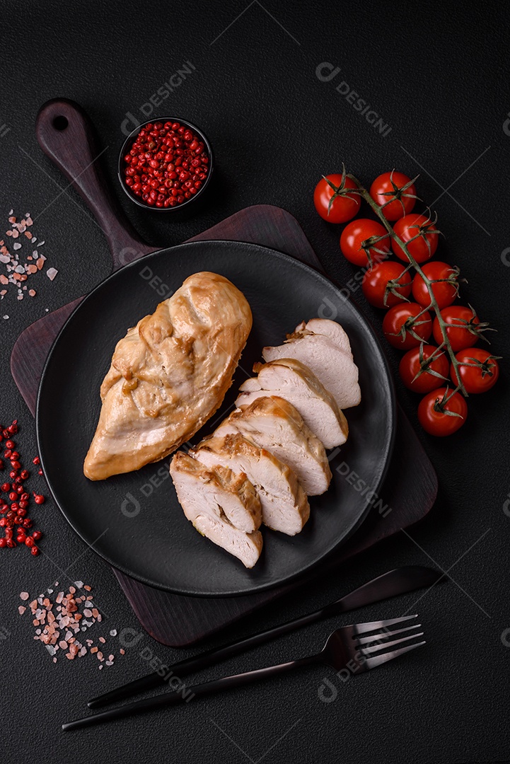 Delicioso bife com sal, especiarias e ervas em uma placa cerâmica sobre um fundo escuro de concreto