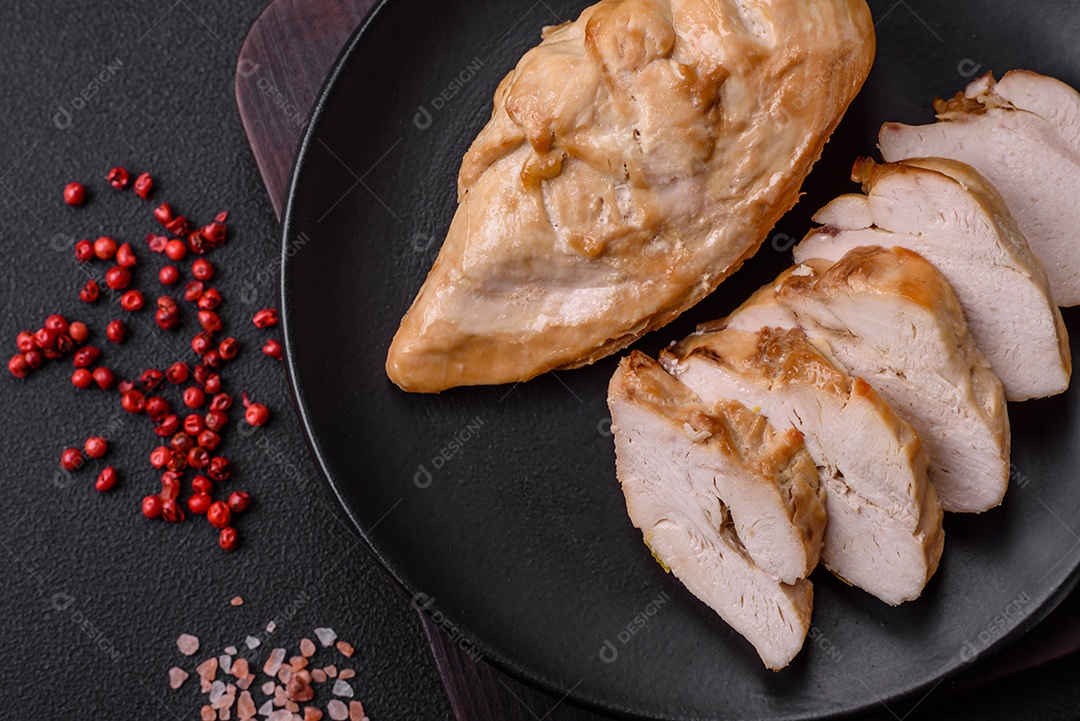 Delicioso bife com sal, especiarias e ervas em uma placa cerâmica sobre um fundo escuro de concreto