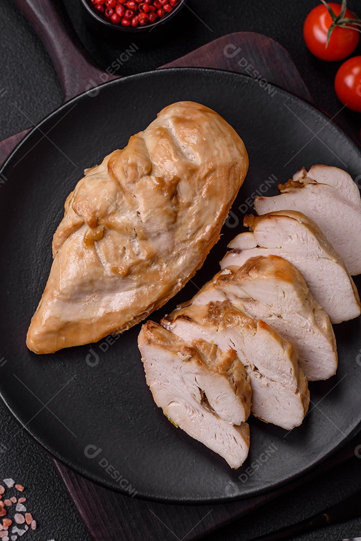 Delicioso bife com sal, especiarias e ervas em uma placa cerâmica sobre um fundo escuro de concreto