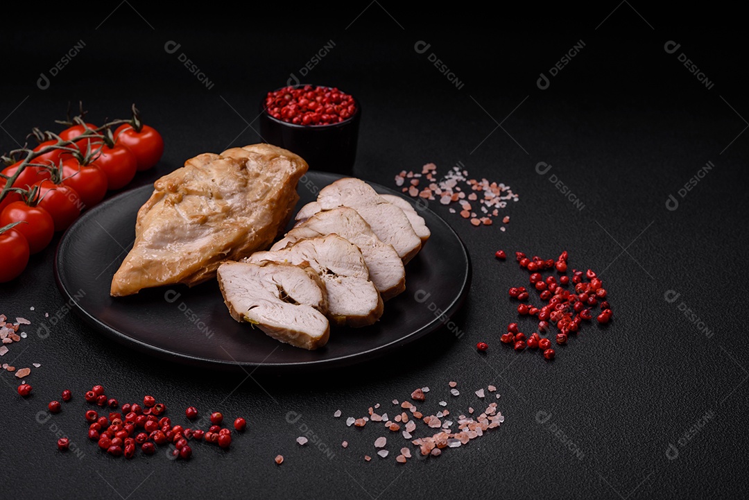 Delicioso bife com sal, especiarias e ervas em uma placa cerâmica sobre um fundo escuro de concreto