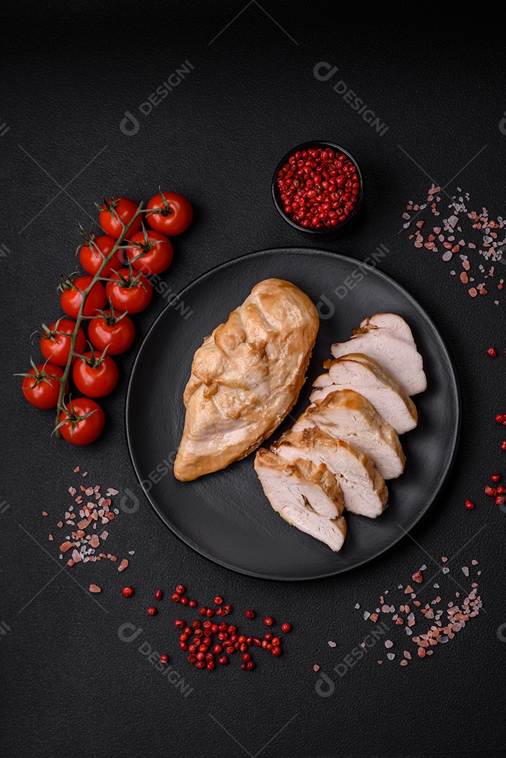 Delicioso bife com sal, especiarias e ervas em uma placa cerâmica sobre um fundo escuro de concreto