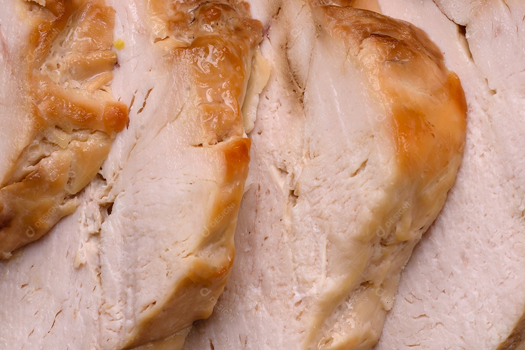 Delicioso bife com sal, especiarias e ervas em uma placa cerâmica sobre um fundo escuro de concreto