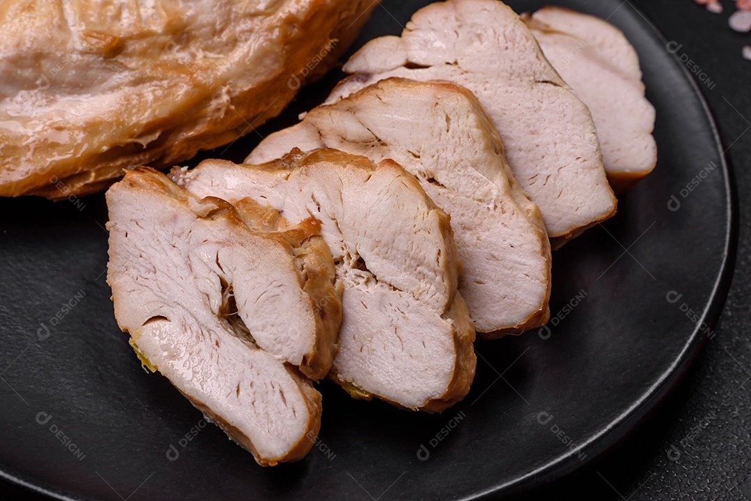 Delicioso bife com sal, especiarias e ervas em uma placa cerâmica sobre um fundo escuro de concreto