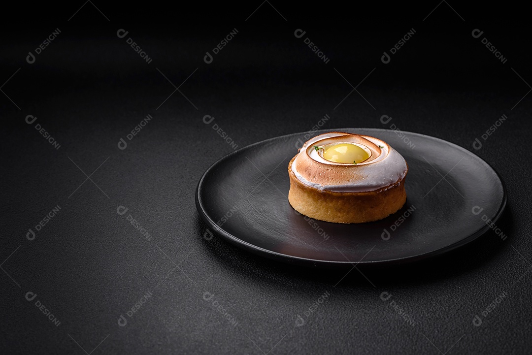 Deliciosa torta com recheio cítrico e creme de nozes