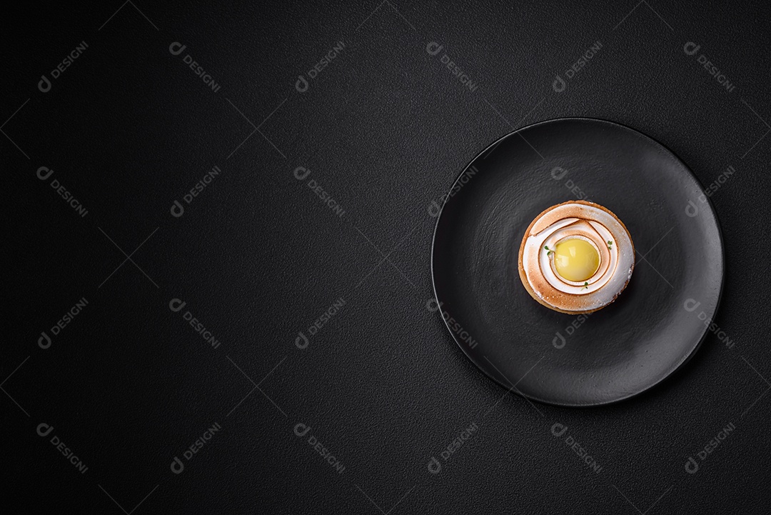 Deliciosa torta com recheio cítrico e creme de nozes