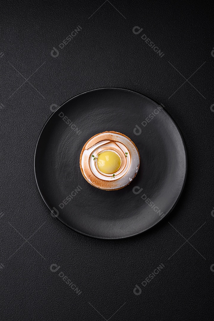 Deliciosa torta com recheio cítrico e creme de nozes