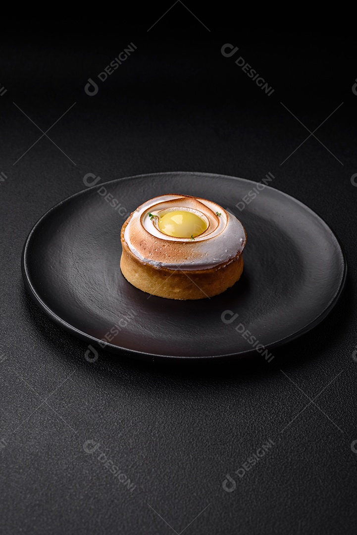 Deliciosa torta com recheio cítrico e creme de nozes