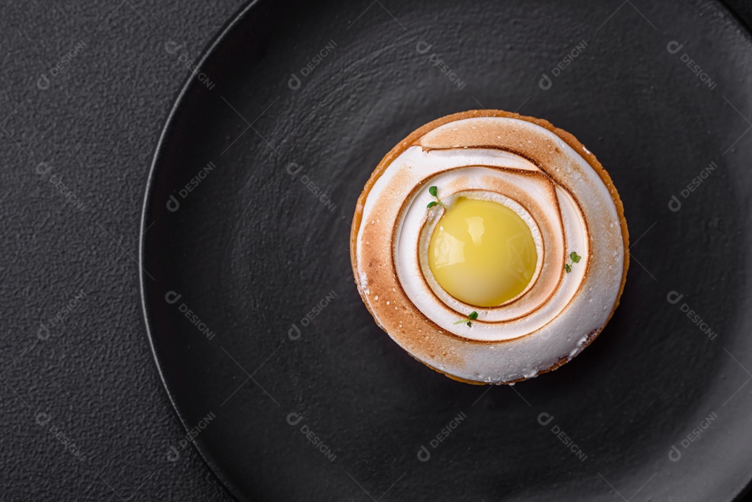 Deliciosa torta com recheio cítrico e creme de nozes