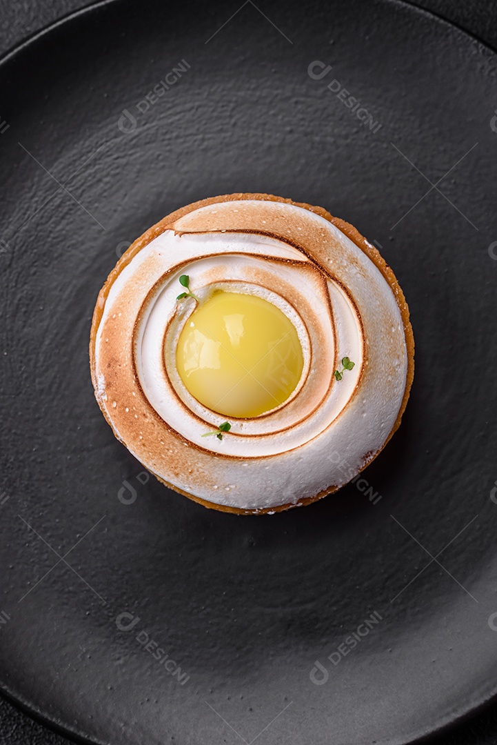 Deliciosa torta com recheio cítrico e creme de nozes