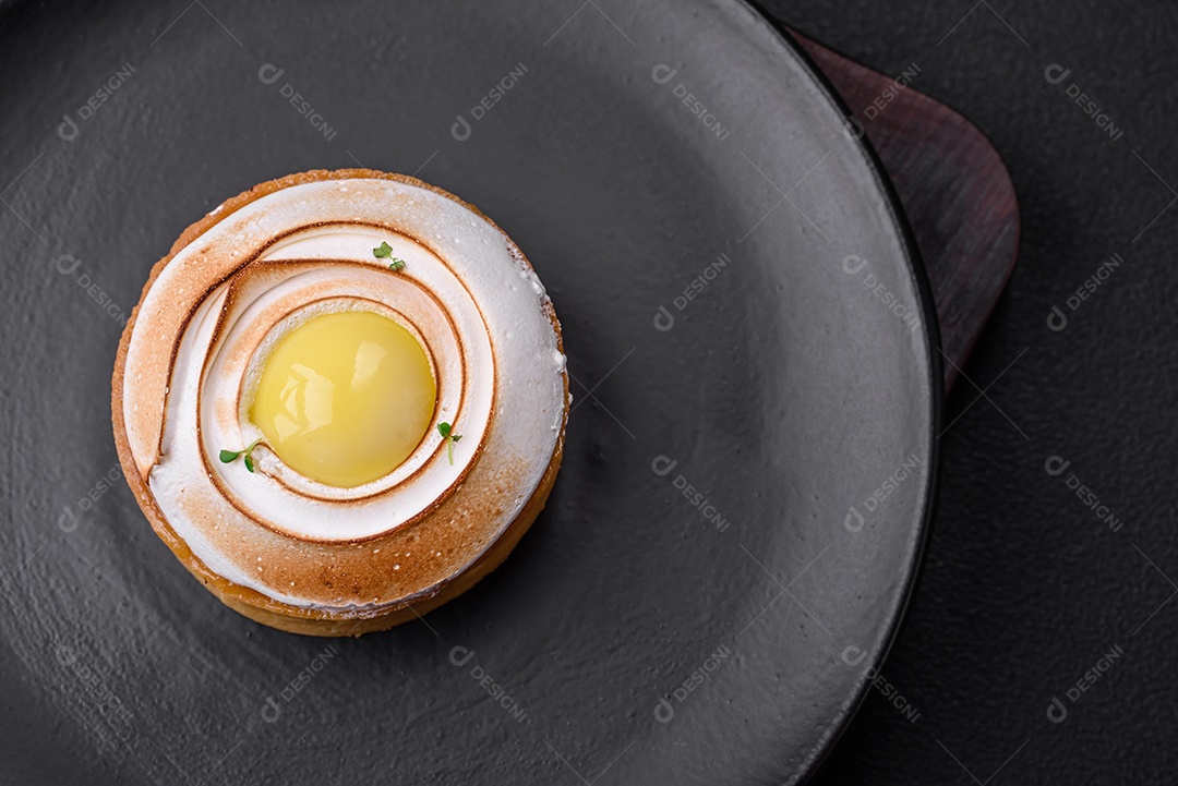 Deliciosa torta com recheio cítrico e creme de nozes