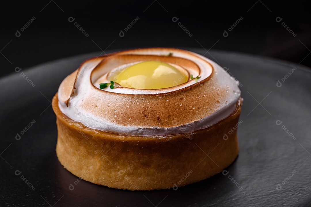 Deliciosa torta com recheio cítrico e creme de nozes