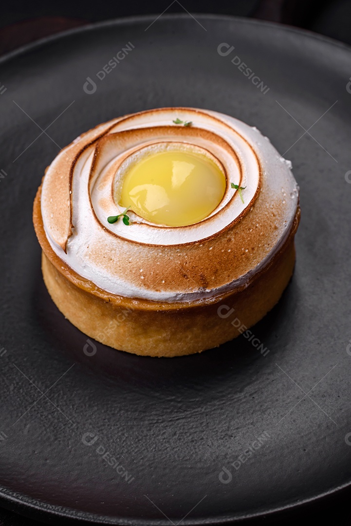 Deliciosa torta com recheio cítrico e creme de nozes