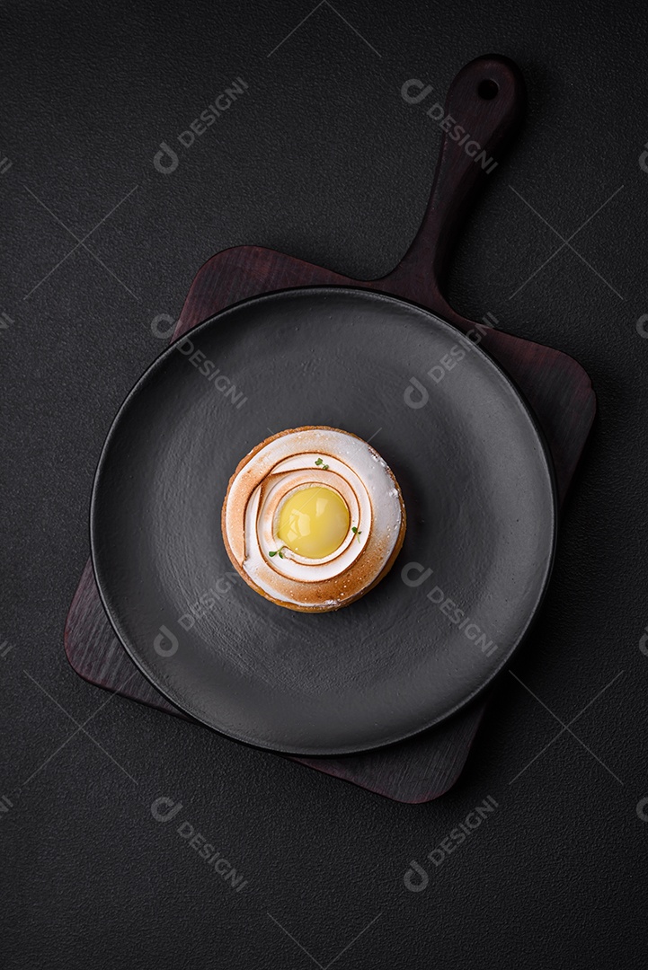 Deliciosa torta com recheio cítrico e creme de nozes