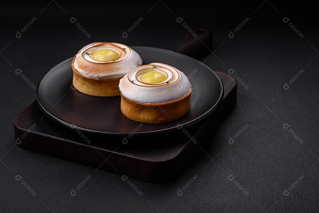 Deliciosa torta com recheio cítrico e creme de nozes