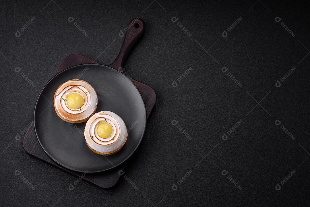 Deliciosa torta com recheio cítrico e creme de nozes