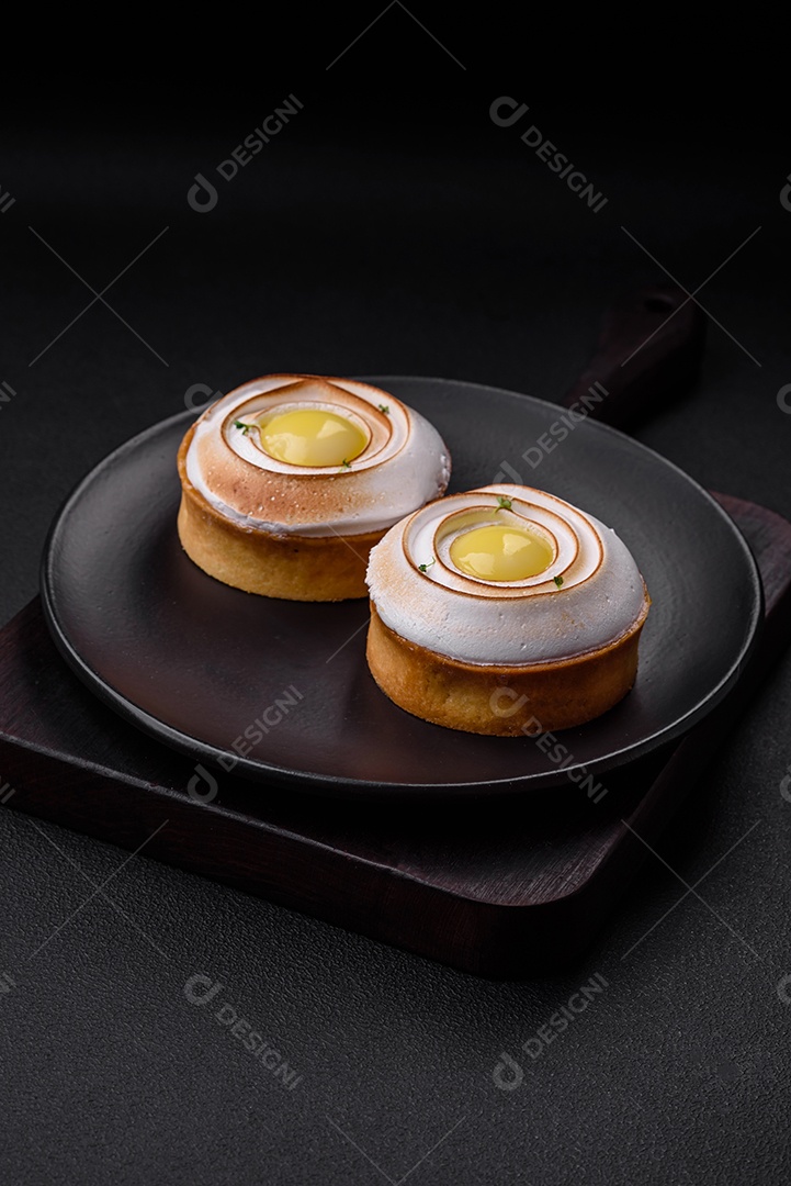 Deliciosa torta com recheio cítrico e creme de nozes