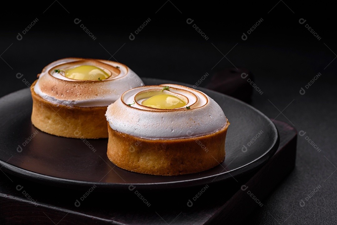 Deliciosa torta com recheio cítrico e creme de nozes