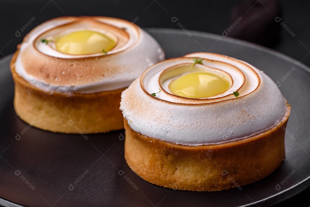 Deliciosa torta com recheio cítrico e creme de nozes