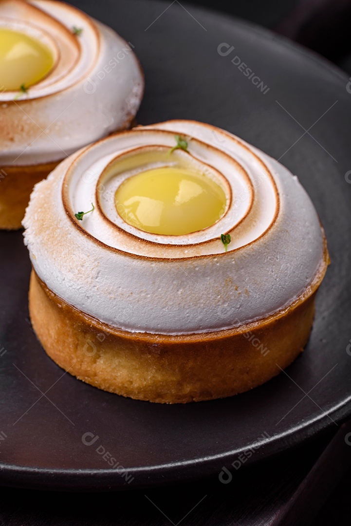 Deliciosa torta com recheio cítrico e creme de nozes