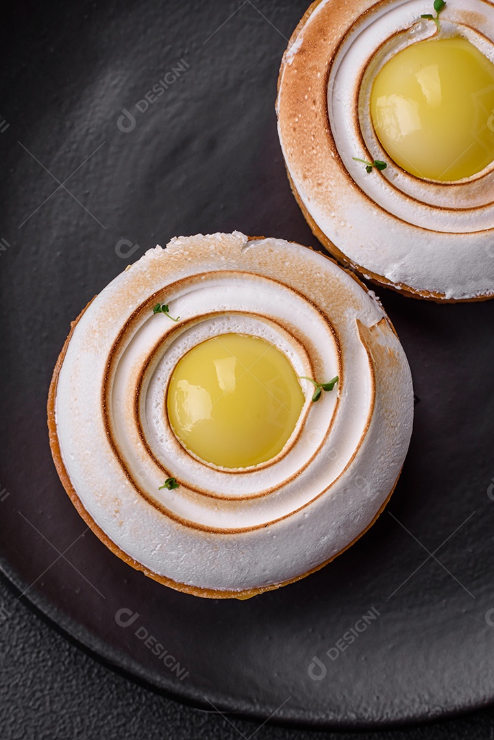 Deliciosa torta com recheio cítrico e creme de nozes