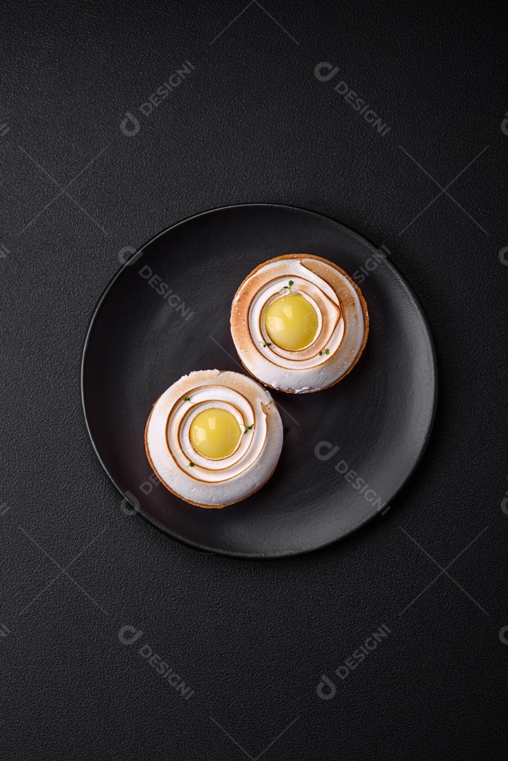 Deliciosa torta com recheio cítrico e creme de nozes