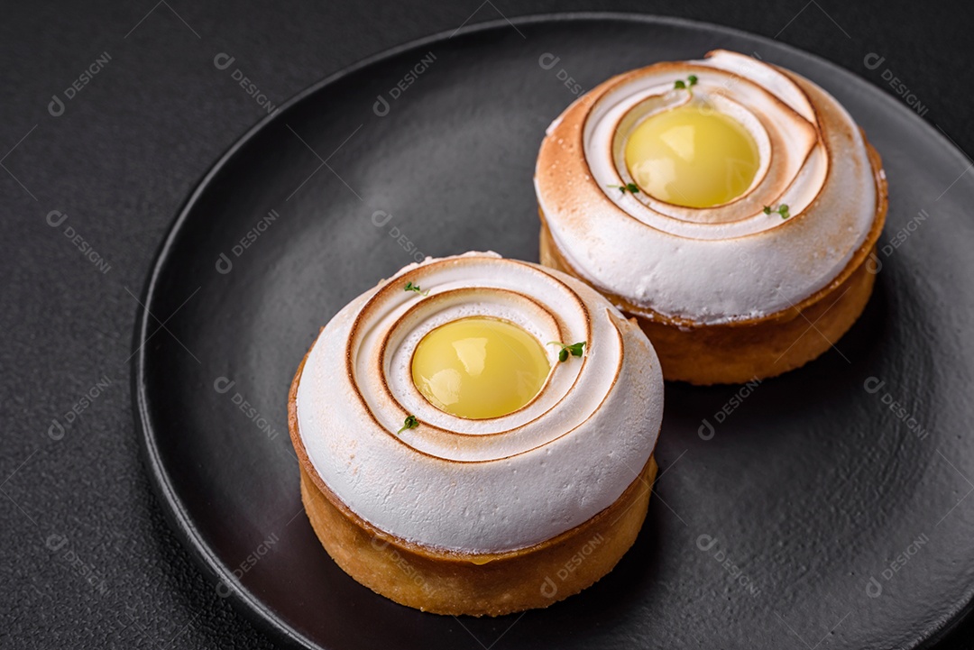 Deliciosa torta com recheio cítrico e creme de nozes