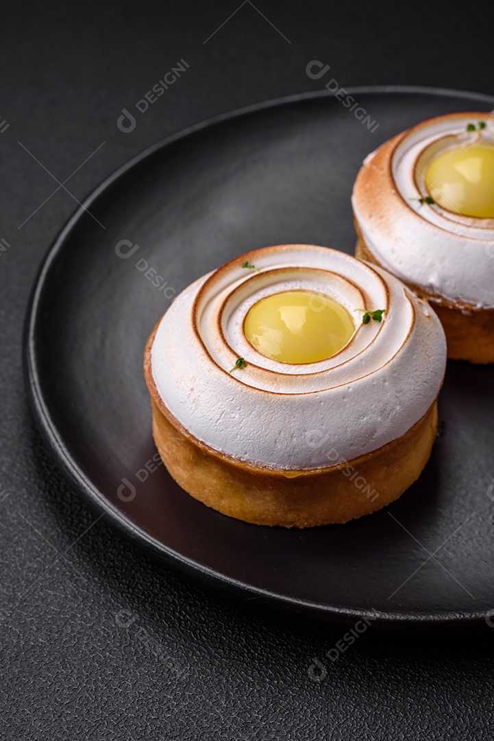 Deliciosa torta com recheio cítrico e creme de nozes