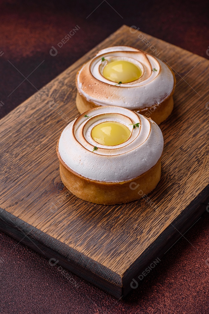 Deliciosa torta com recheio cítrico e creme de nozes sobre fundo de concreto texturizado