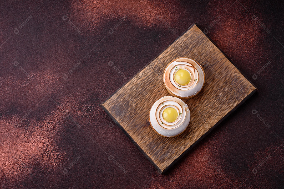 Deliciosa torta com recheio cítrico e creme de nozes