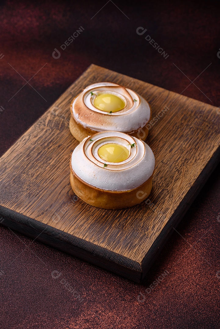 Deliciosa torta com recheio cítrico e creme de nozes