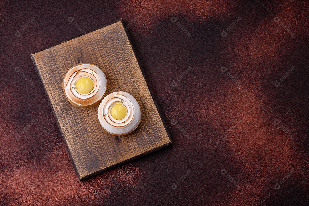 Deliciosa torta com recheio cítrico e creme de nozes