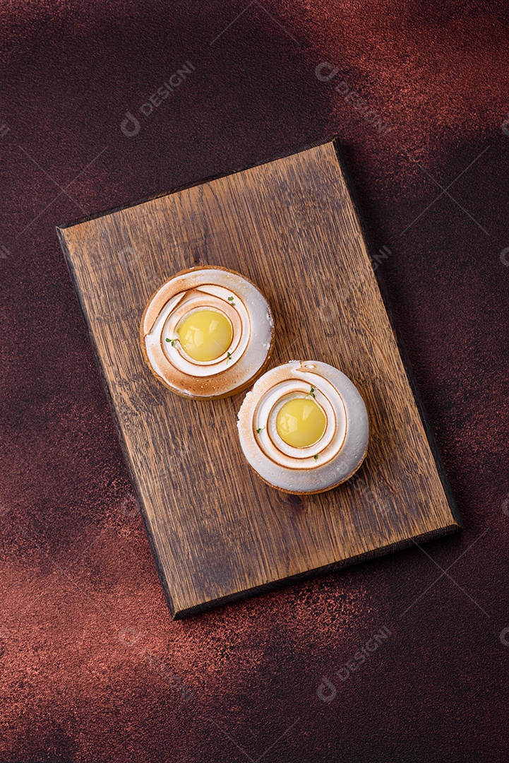 Deliciosa torta com recheio cítrico e creme de nozes