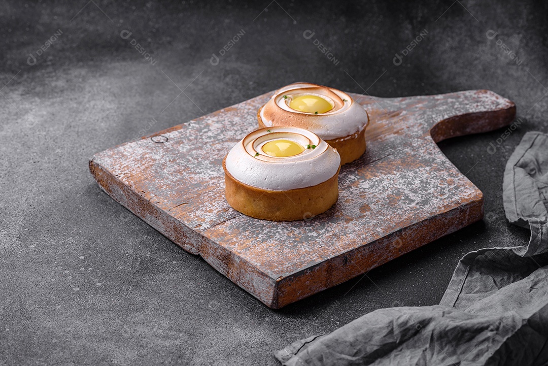 Deliciosa torta com recheio cítrico e creme de nozes