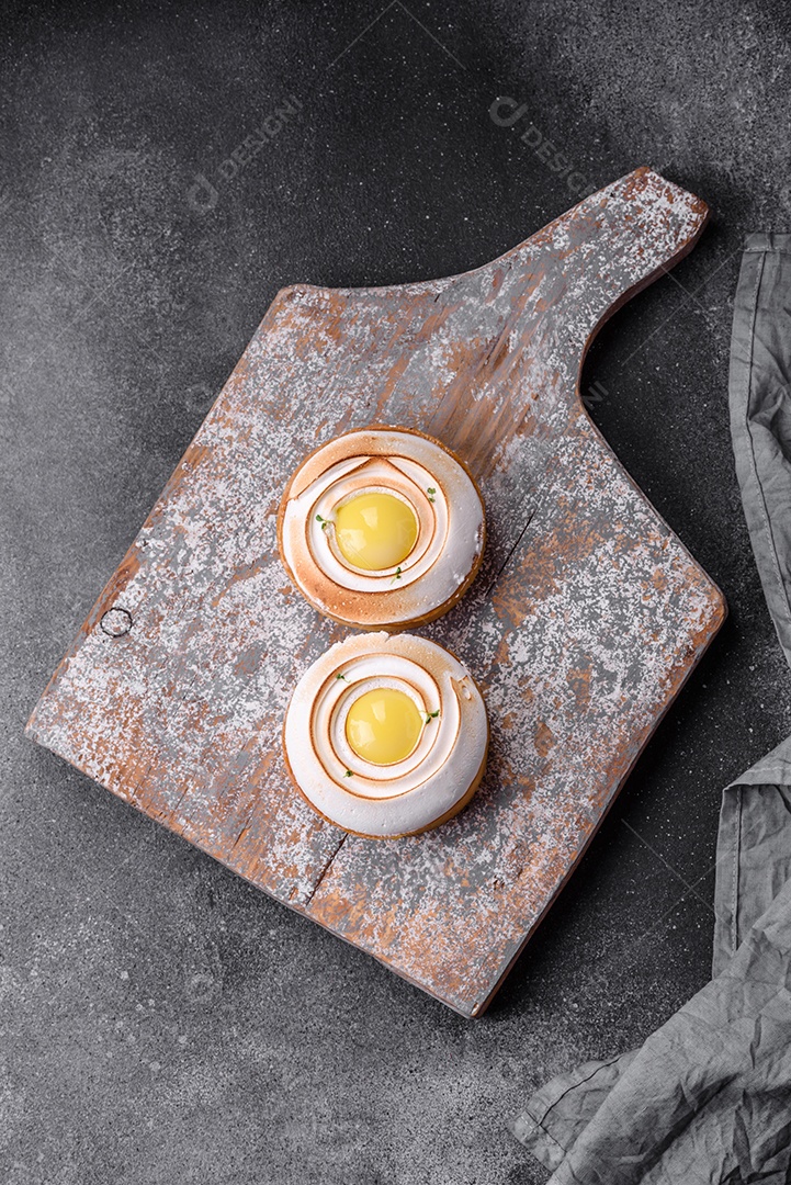 Deliciosa torta com recheio cítrico e creme de nozes