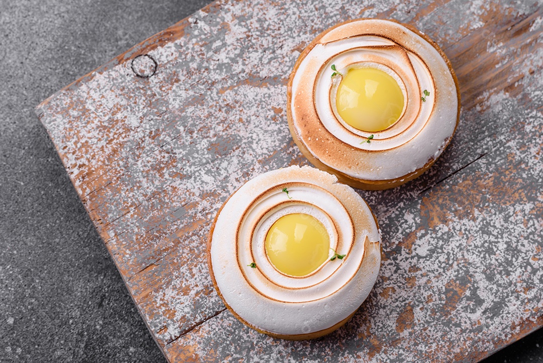 Deliciosa torta com recheio cítrico e creme de nozes