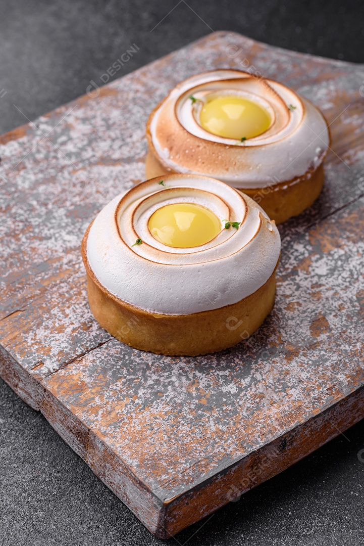 Deliciosa torta com recheio cítrico e creme de nozes sobre fundo de concreto texturizado