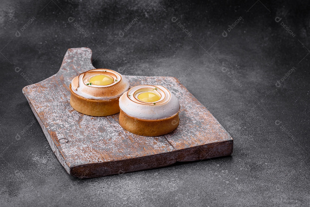 Deliciosa torta com recheio cítrico e creme de nozes sobre fundo de concreto texturizado