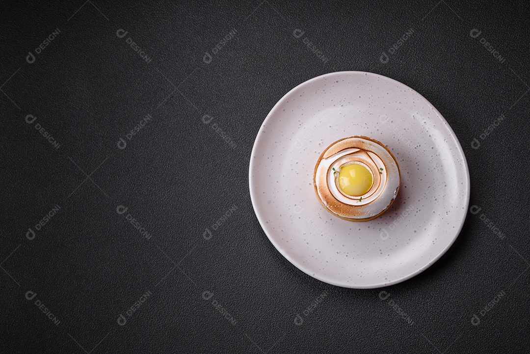 Deliciosa torta com recheio cítrico e creme de nozes sobre fundo de concreto texturizado