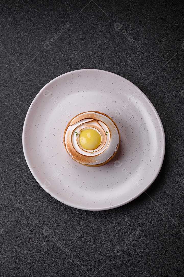 Deliciosa torta com recheio cítrico e creme de nozes sobre fundo de concreto texturizado