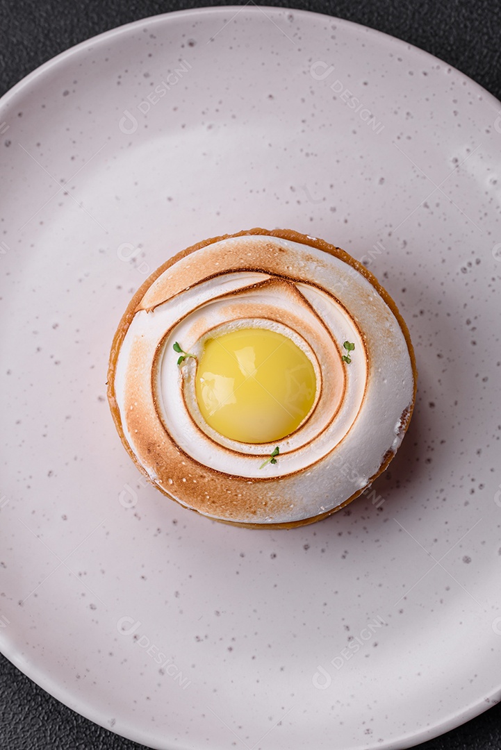 Deliciosa torta com recheio cítrico e creme de nozes sobre fundo de concreto texturizado