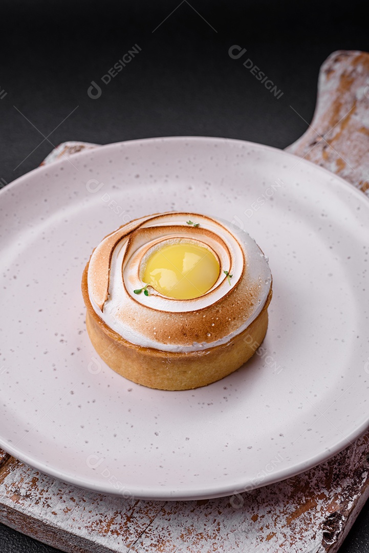 Deliciosa torta com recheio cítrico e creme de nozes sobre fundo de concreto texturizado