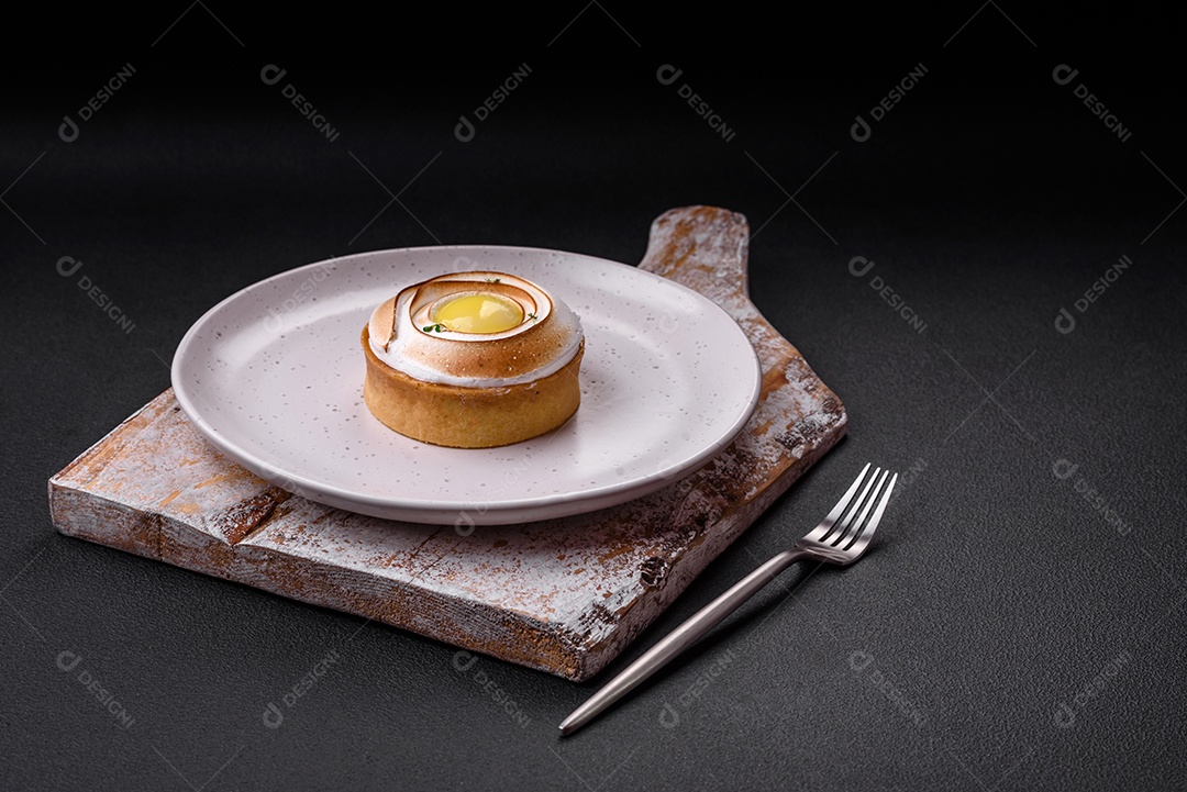 Deliciosa torta com recheio cítrico e creme de nozes sobre fundo de concreto texturizado