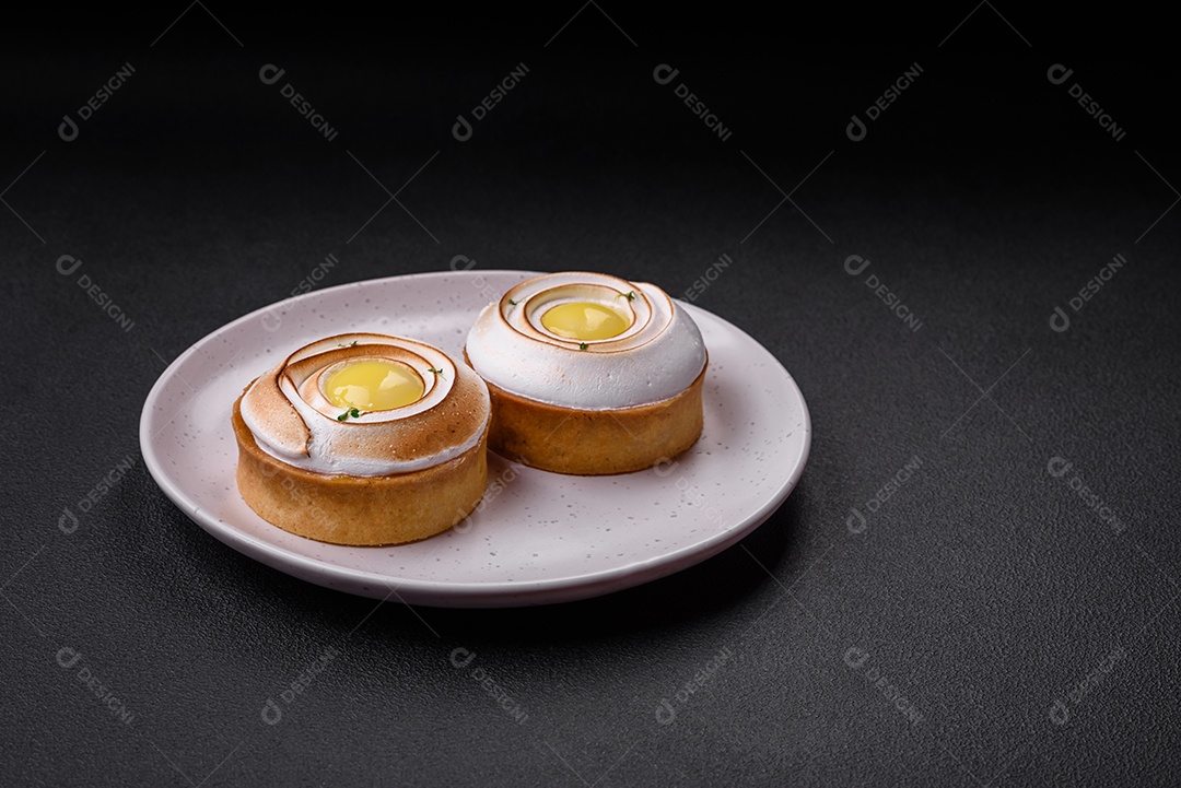 Deliciosa torta com recheio cítrico e creme de nozes sobre fundo de concreto texturizado